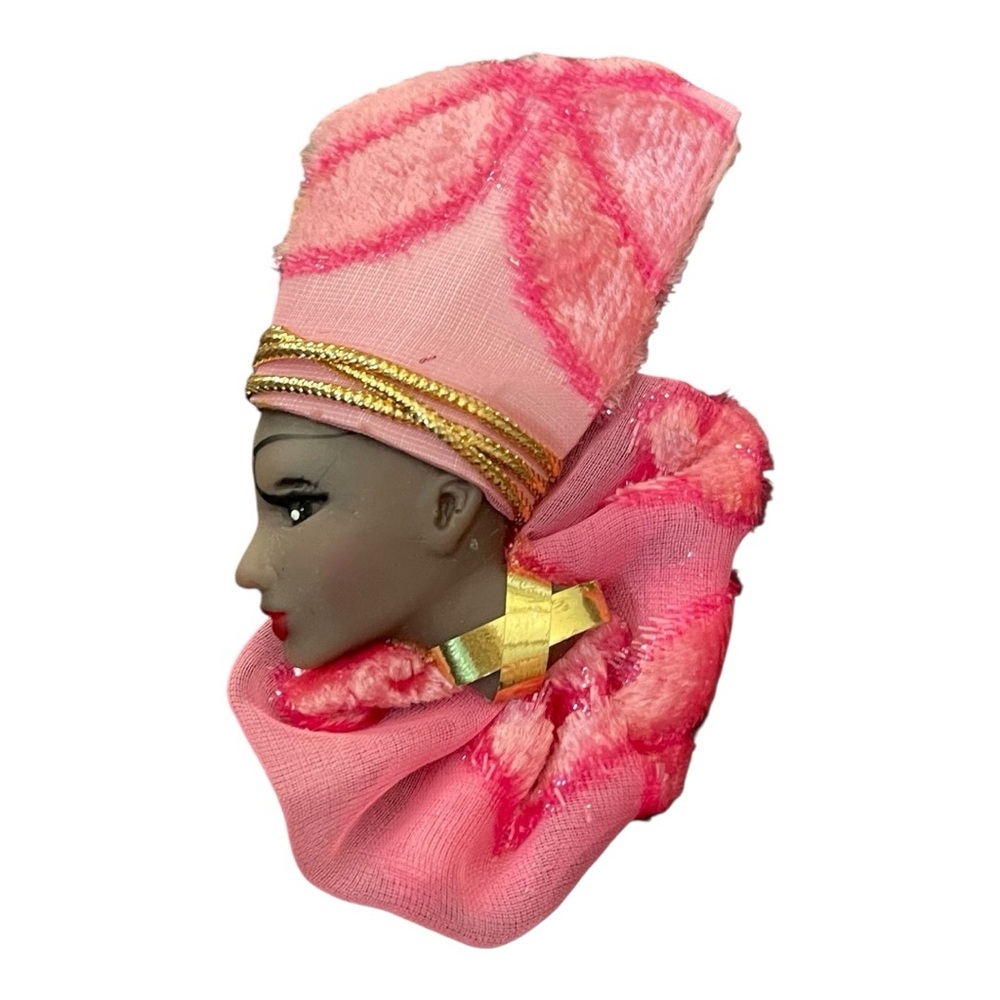 🎀 Vintage Handcrafted Fabric Head Brooch – Pink & Gold Statement Pin 🎀 - Picture 2 of 8